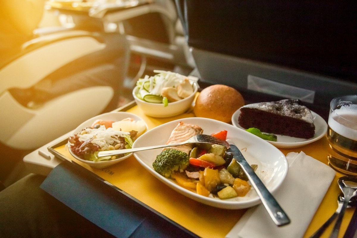 Delta and JetBlue lead on in-flight food and beverage satisfaction, survey finds