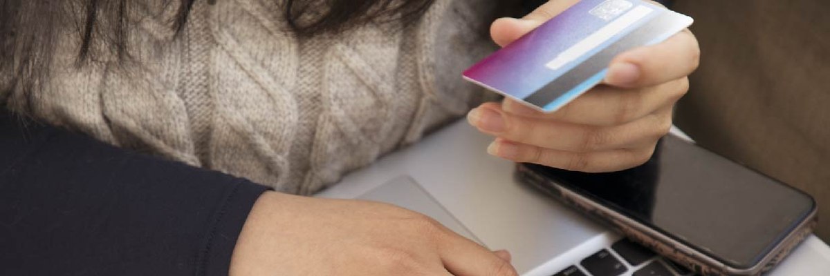 Who makes charity donations when shopping online? 
