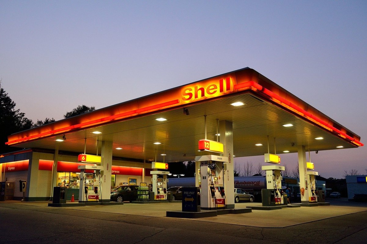 Tankstelle nachts